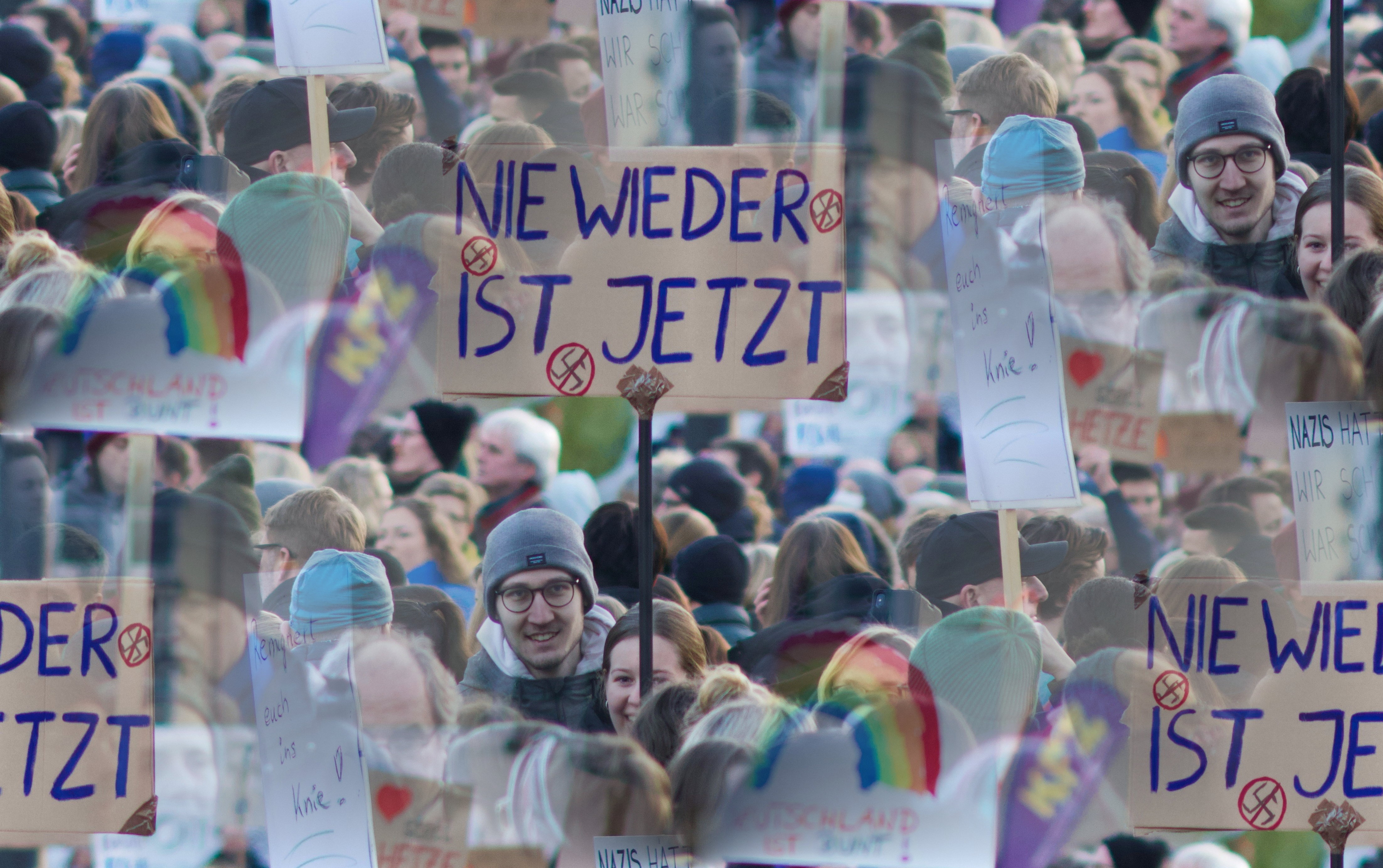Als verwobenes Kachelbild: Eine große Gruppe von Menschen, die Schilder hochhalten, darunter "Nie wieder ist jetzt".